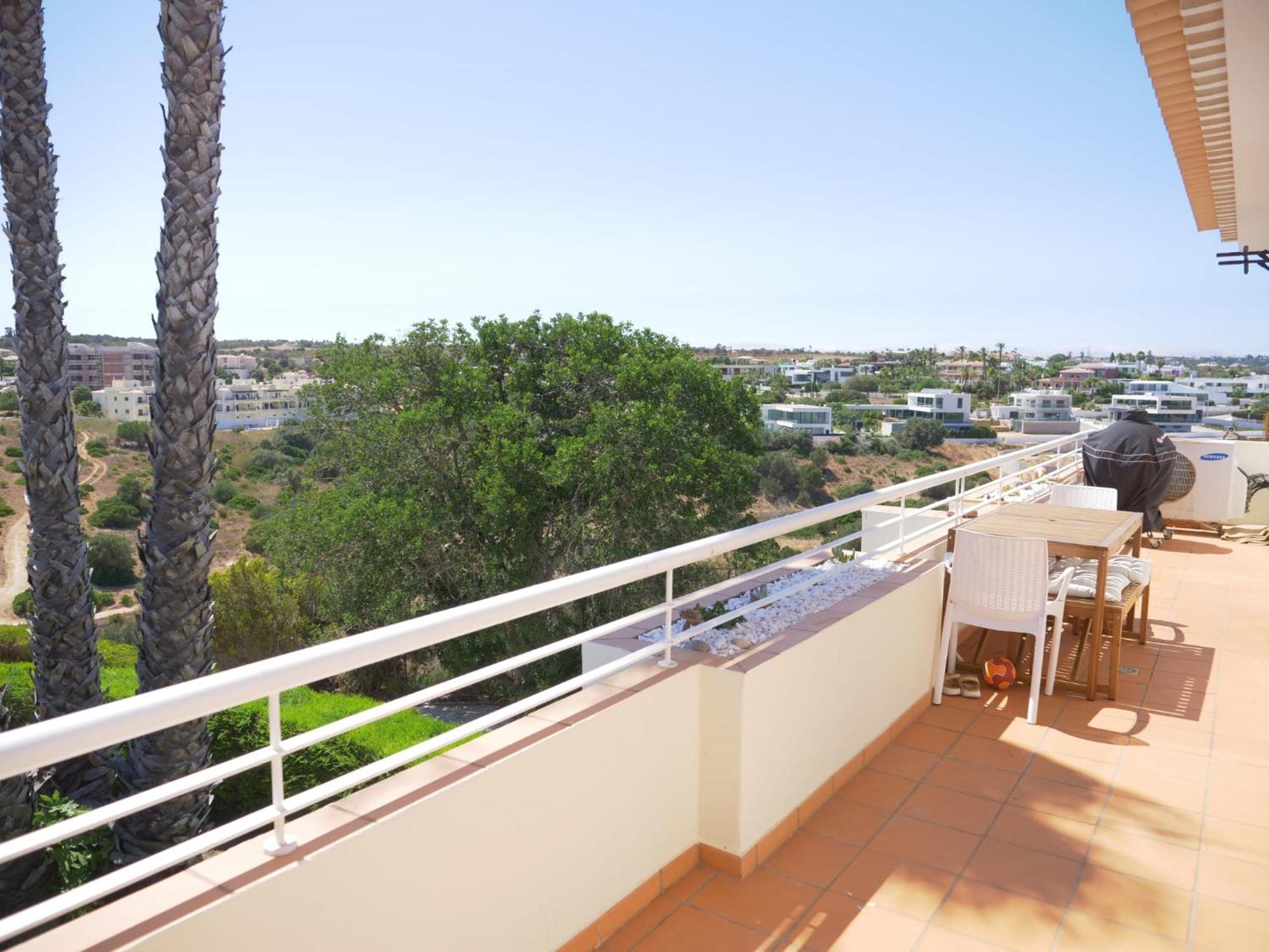 Spacious Penthouse Near Porto De Mos In *