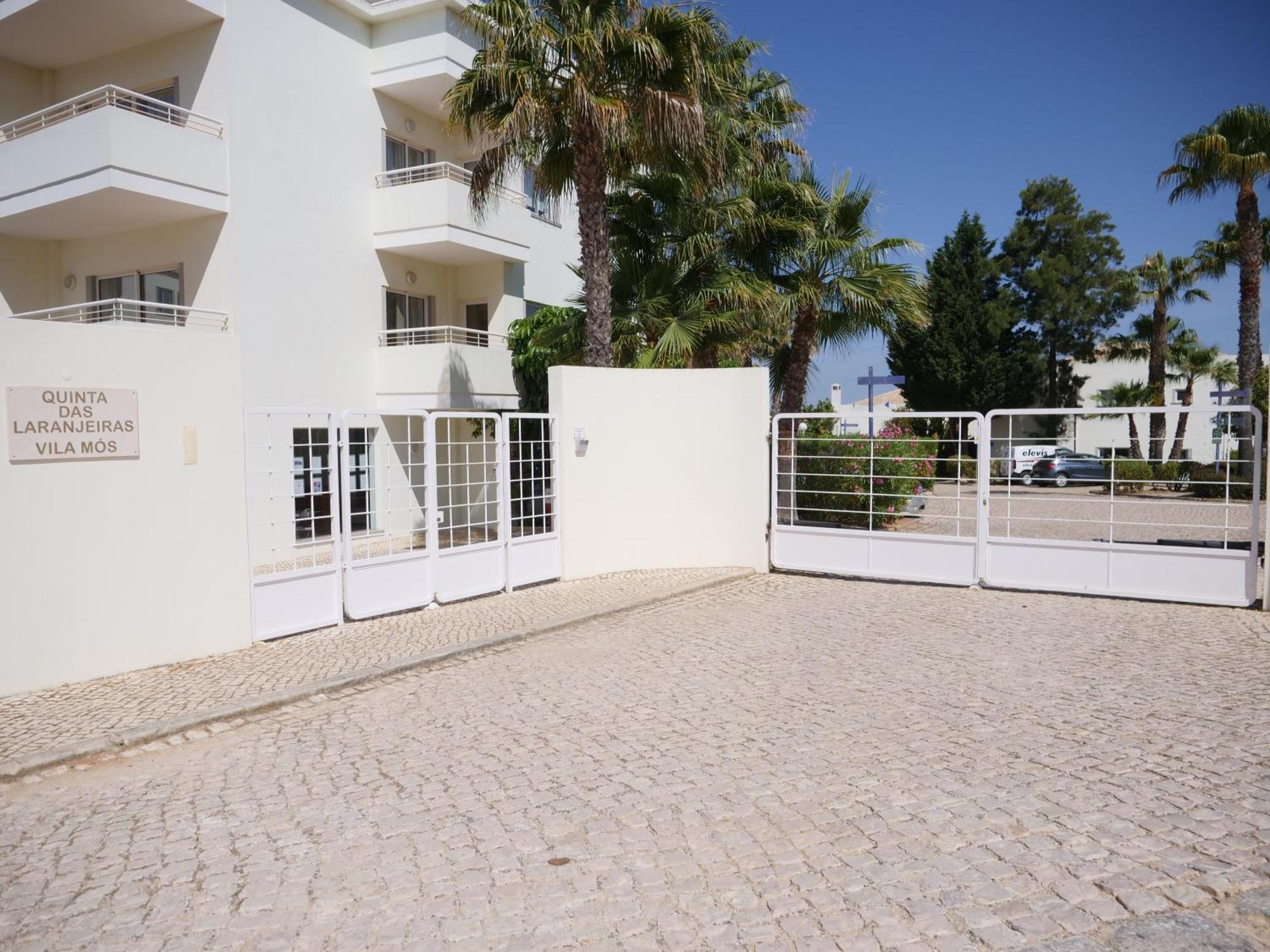 Spacious Penthouse Near Porto De Mos In Apartment *